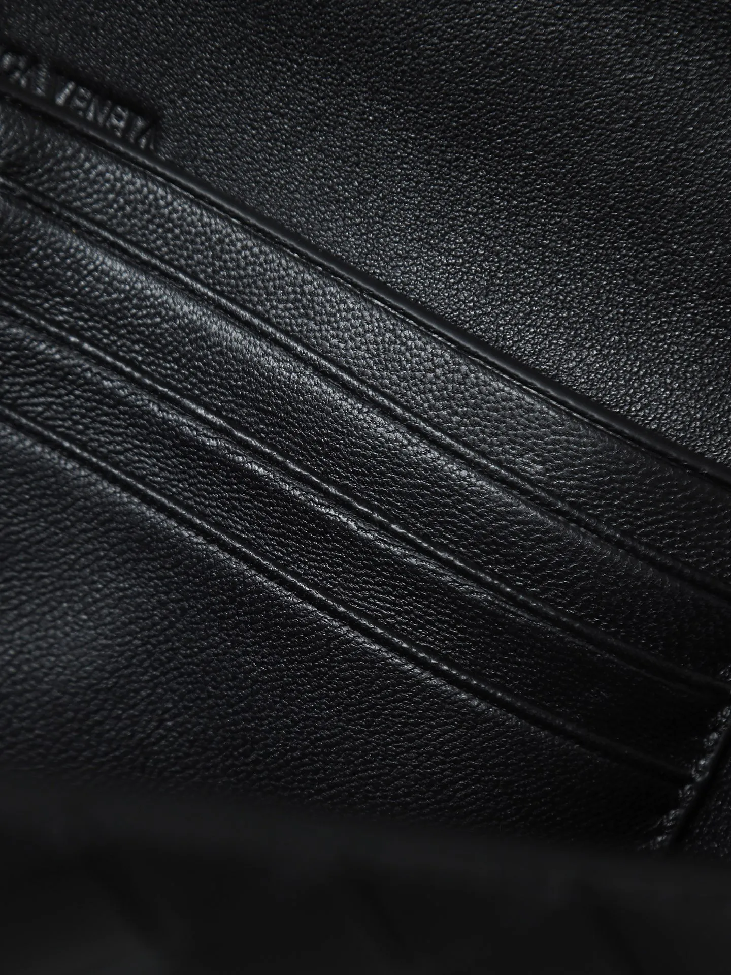 Batch 1540. The BV Andiamo evening handbag has been heavily cultivated again~ The designer aesthetics of the era of economic downturn are back. You fall in love with it at first sight and can't put it down. It's so beautiful. It's full of aura. The shape and texture are very competitive. It's lightweight and has sufficient capacity. It's a must-have for fashionistas. It's suitable for many occasions, minimalist, high-end and light luxury. Style number: 741511 Size: 31*13*3cm